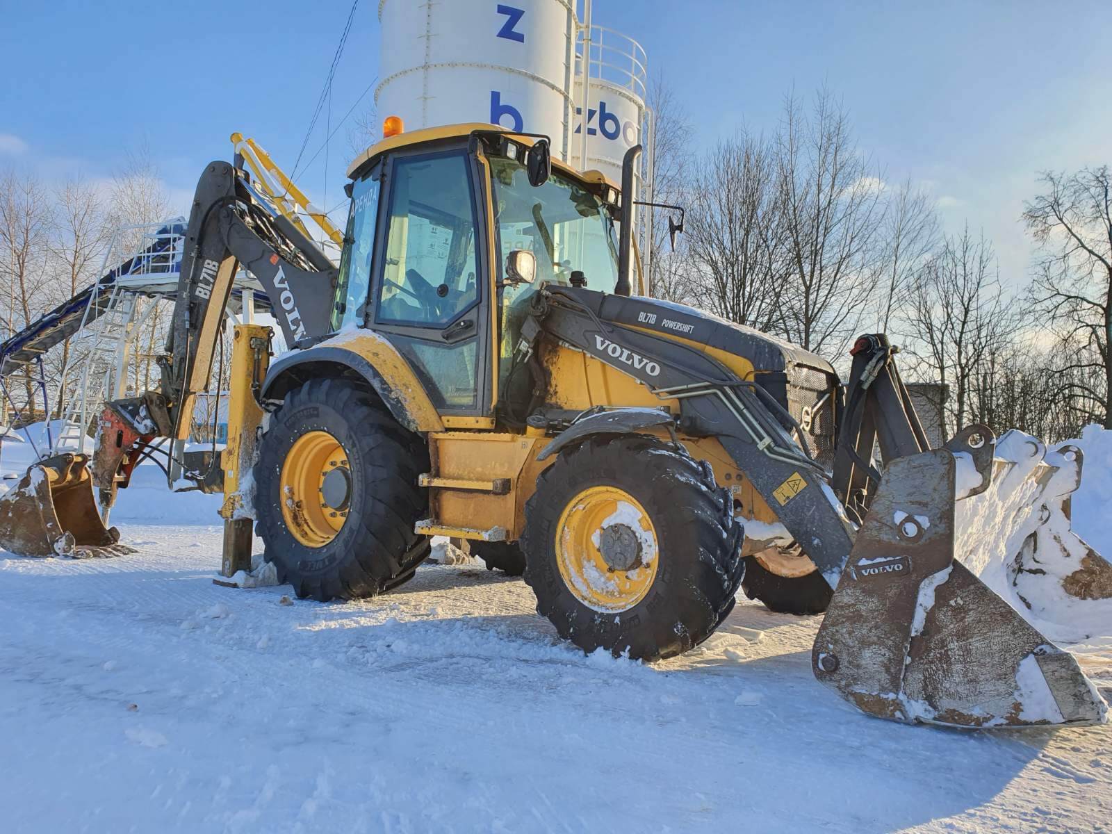 Аренда погрузчика-экскаватора VOLVO BL71B в Орше